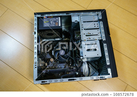 清潔前灰塵較多的電腦內部 108572678