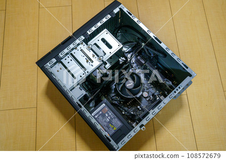 清潔前灰塵較多的電腦內部 清潔前灰塵較多的電腦內部 108572679