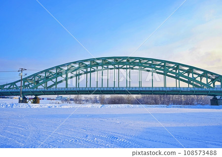 冬天的旭橋(北海道旭川市) 冬天的旭橋(北海道旭川市) 108573488