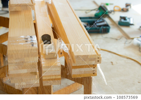 木匠使用電動工具切割木材 木匠使用電動工具切割木材 108573569