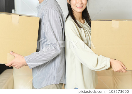 幾個男人和女人在紙板箱裡打包 幾個男人和女人在紙板箱裡打包 108573600