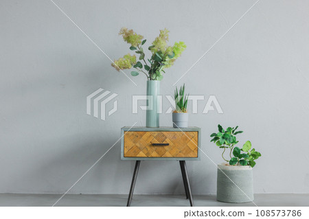 Flowerpot placed in front of a gray wall Flowerpot placed in front of a gray wall 108573786