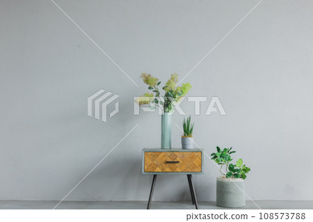 放置在灰色牆壁前的花盆 放置在灰色牆壁前的花盆 108573788