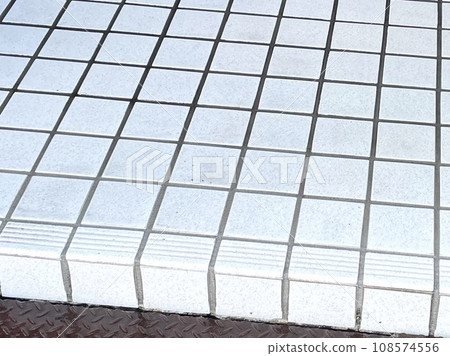 化學清洗後的地磚 108574556