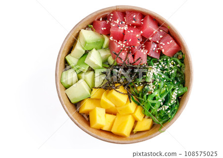 Poke with tuna with tuna, mango, avocado, chuka seaweed, poke rice, aiolina sauce, white background 1 Poke with tuna with tuna, mango, avocado, chuka seaweed, poke rice, aiolina sauce, white background 1 108575025