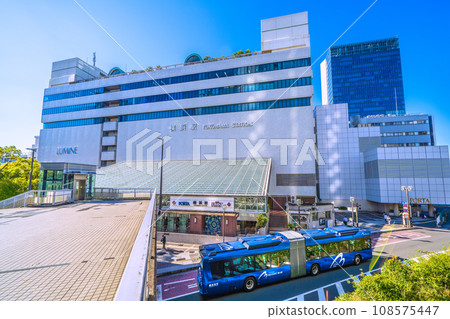 日本橫濱市街景橫濱站東口（中）和出發的碧沙藍（轉運車） 108575447