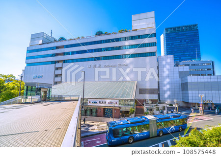 日本橫濱市街景橫濱站東口（中）和出發的碧沙藍（轉運車） 108575448