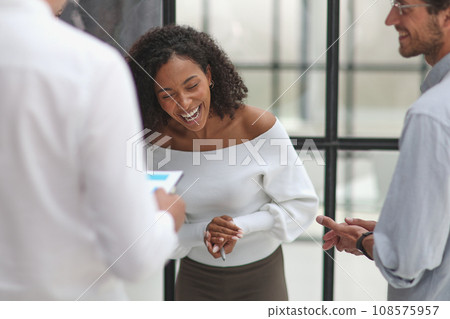 Conversation between managers and employees in the office 108575957