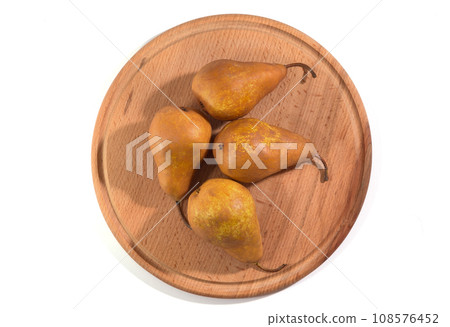 Ripe yellow pears on a tray, on the isolated white background. Top view 108576452