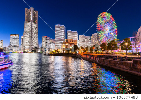 《神奈川縣》橫濱港未來/辦公室燈火通明的夜景 《神奈川縣》橫濱港未來/辦公室燈火通明的夜景 108577488