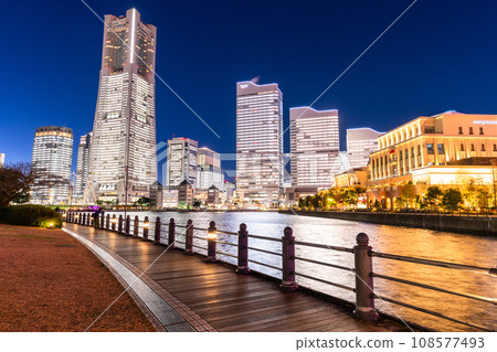 《神奈川縣》橫濱港未來/辦公室燈火通明的夜景 《神奈川縣》橫濱港未來/辦公室燈火通明的夜景 108577493