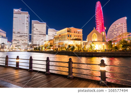 《神奈川縣》橫濱港未來/辦公室燈火通明的夜景 《神奈川縣》橫濱港未來/辦公室燈火通明的夜景 108577494