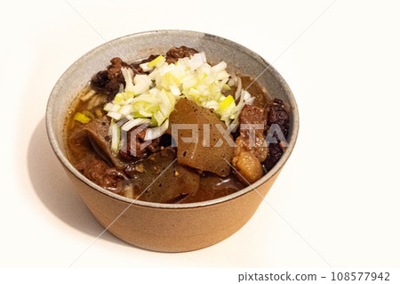 Stewed beef tendon served in a small bowl 108577942