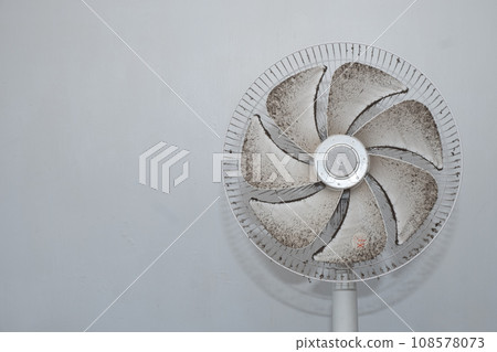 清潔髒電風扇 108578073