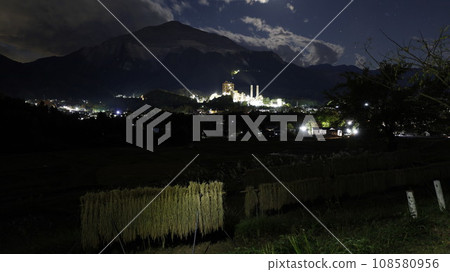 附米架的寺坂梯田夜景(前景,埼玉縣橫瀨町)和宇部三菱水泥橫瀨工廠 附米架的寺坂梯田夜景(前景,埼玉縣橫瀨町)和宇部三菱水泥橫瀨工廠 108580956