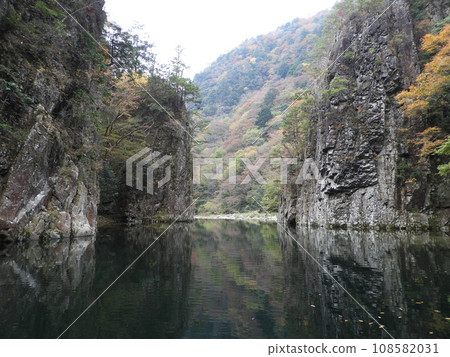 Beautiful scenery of Sandankyo in November Beautiful scenery of Sandankyo in November 108582031