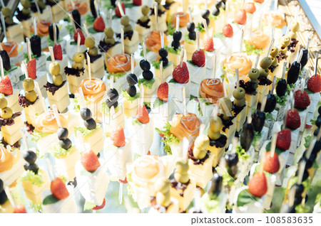 The closeup image of the various small cup cakes on mirror plate 108583635