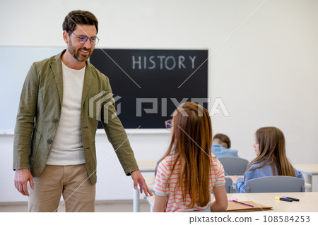 Male teacher and the kids at the history lesson 108584253