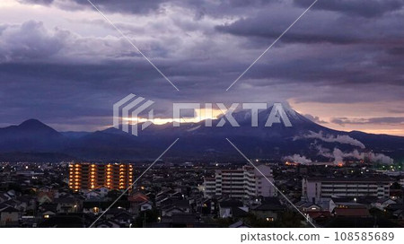 Oyama welcoming the morning 108585689