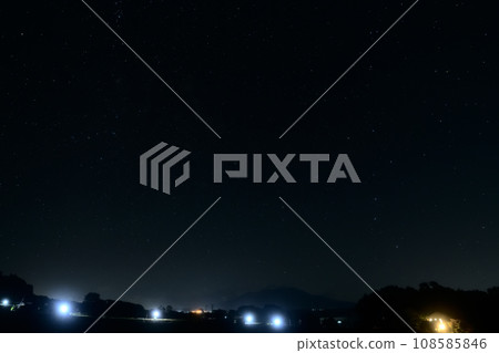從北斗市白州町仰望北方天空，可以看到以北極星為中心的北斗七星和仙后座。 108585846