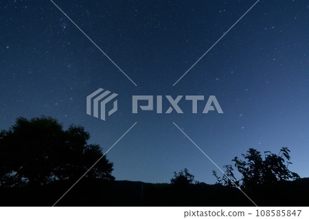 從北斗市白州町仰望北方天空，可以看到以北極星為中心的北斗七星和仙后座。 108585847
