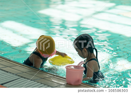 free time at the pool 108586303