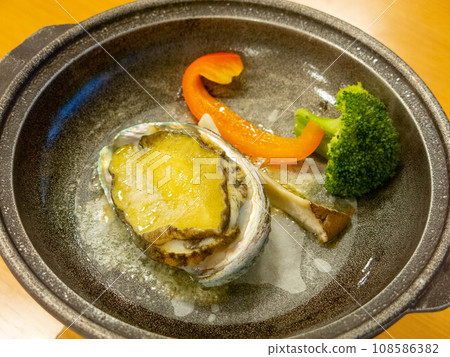 Grilled live abalone on a ceramic plate 108586382