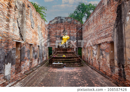 Buddha statue at Wat Borom Phutthalam ruins in Ayutthaya, Thailand 108587426