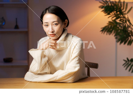 一名 30 多歲的女性在晚上在家放鬆 一名 30 多歲的女性在晚上在家放鬆 108587781
