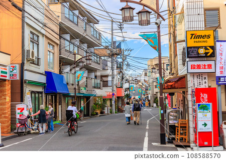 東京都文京區千馱木的夜見世街（商店街） 108588570