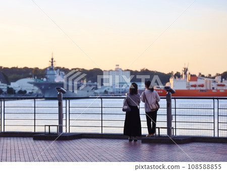 黃昏時分橫須賀維爾尼公園的女顧客 108588855