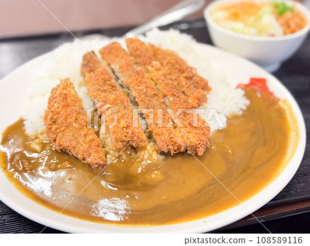套裝餐廳的美味炸豬排咖哩飯 108589116
