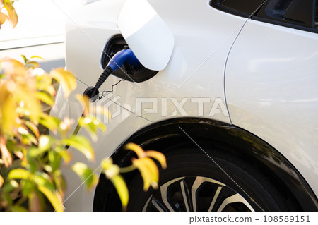 插電式混合動力汽車充電 插電式混合動力汽車充電 108589151