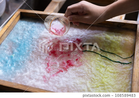 Children experiencing paper making 108589483