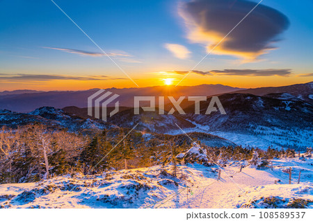 [Sunrise material] Sunrise seen from the summit of Kita Yokodake in winter [Nagano Prefecture] 108589537