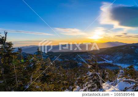 [Sunrise material] Sunrise seen from the summit of Kita Yokodake in winter [Nagano Prefecture] 108589546