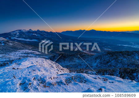 [Sunset material] Sunset seen from Kita Yokodake in winter [Nagano Prefecture] 108589609