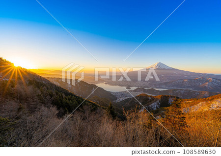 [富士山素材]從新道峠看日出的富士山[山梨縣] 108589630
