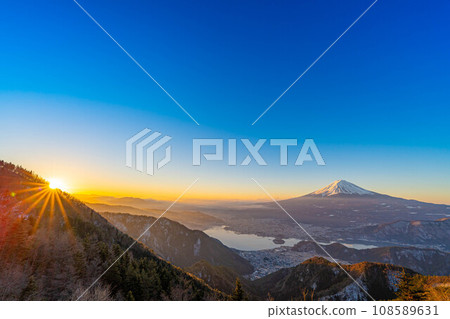 [富士山素材]從新道峠看日出的富士山[山梨縣] 108589631