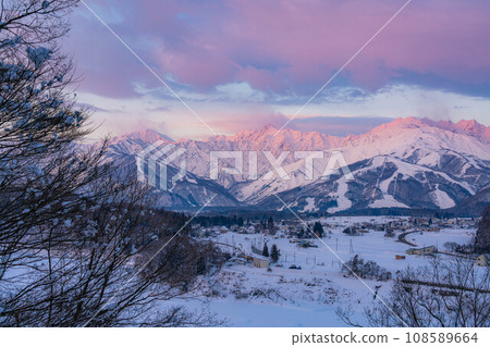 [日出素材]冬天的白馬村風景[長野] 108589664