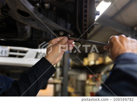 Mechanic inspecting a car 108589782