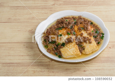 Tofu steak with ground meat sauce Tofu steak with ground meat sauce 108590032