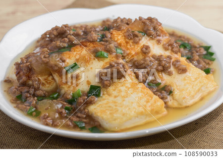 Tofu steak with ground meat sauce 108590033
