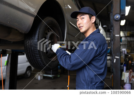 檢查汽車的汽車機械師 108590066