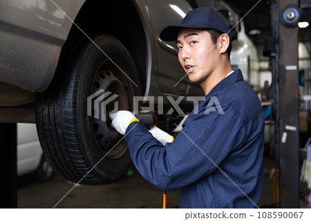 檢查汽車的汽車機械師 108590067