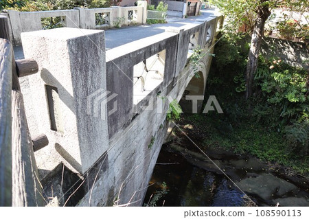 橫跨滑川的東照寺橋(鎌倉市小町3丁目) 橫跨滑川的東照寺橋(鎌倉市小町3丁目) 108590113