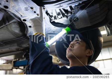檢查汽車的汽車機械師 108590265