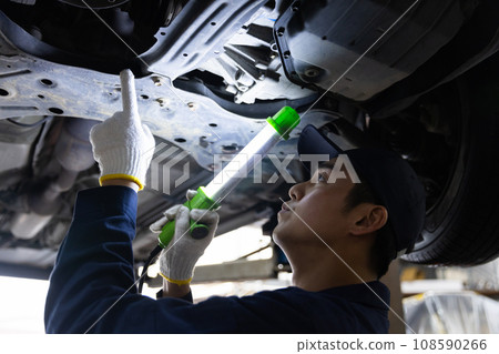 檢查汽車的汽車機械師 108590266