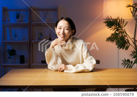 中年婦女在家放鬆 中年婦女在家放鬆 108590879