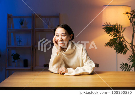 中年婦女在家放鬆 中年婦女在家放鬆 108590880